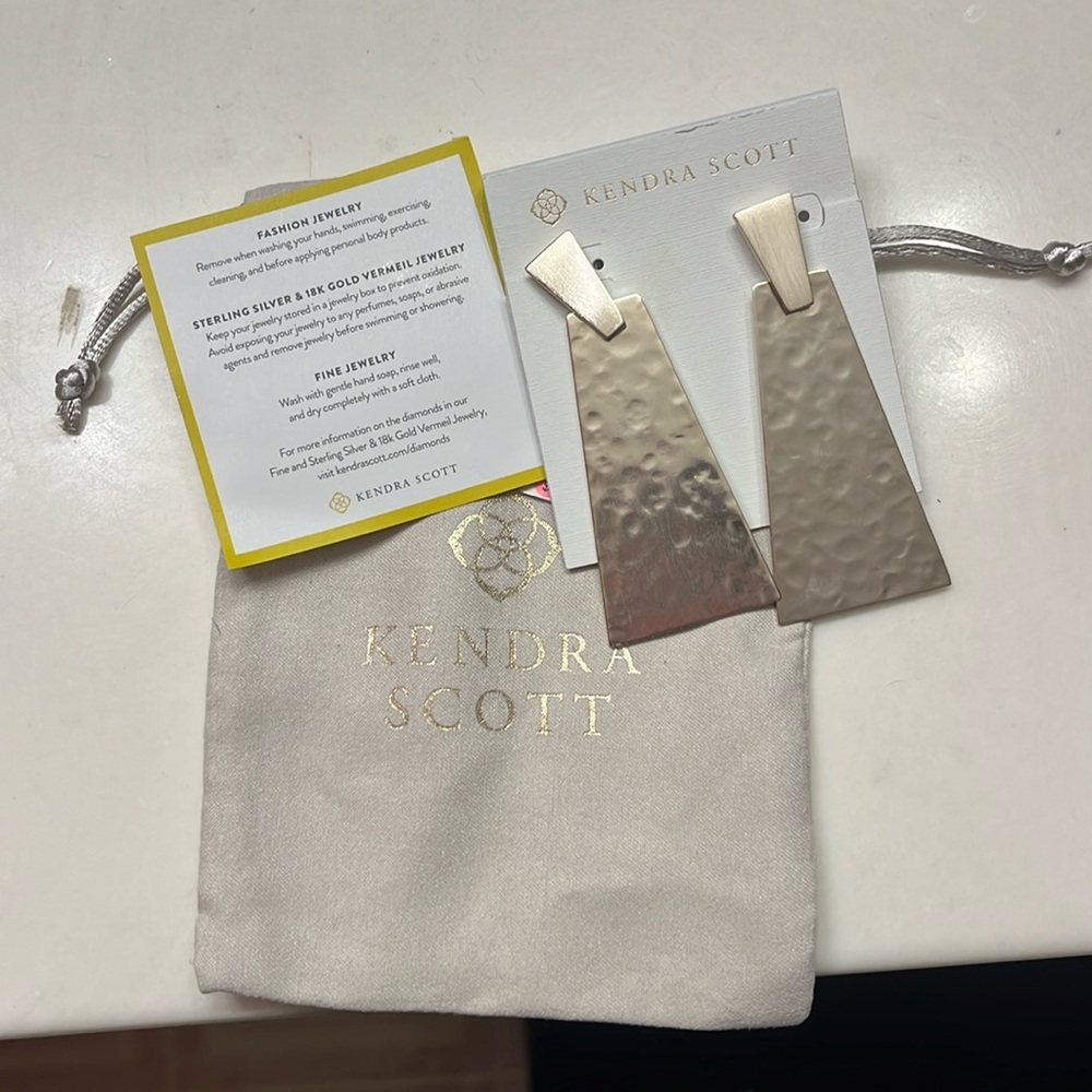 NWT Kendra Scott large drop earrings. Never worn